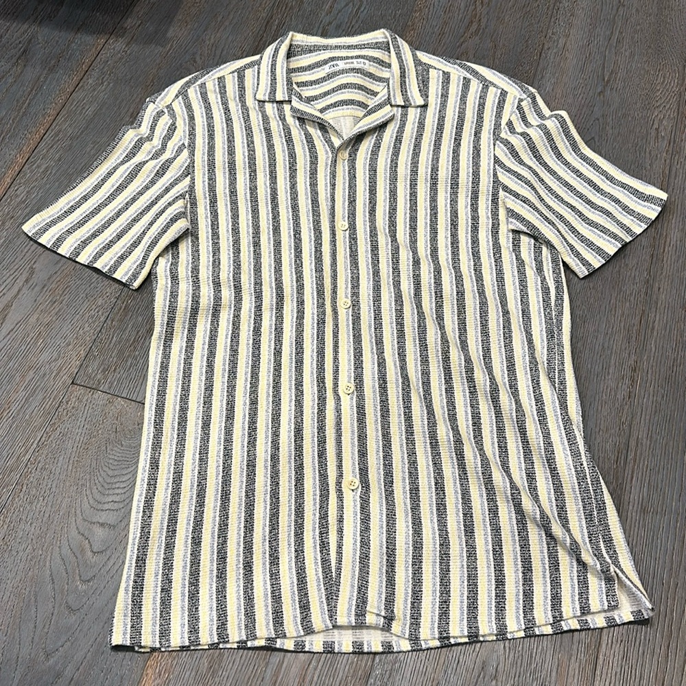 Zara Men’s Short Sleeve Button-Down Shirt in Navy and Cream Vertical Stripes